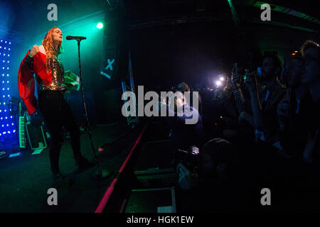 Milano, Italia. Il 22 gennaio, 2017. Il cantante-cantautore e attrice Joanna Noëlle Blagden Levesque noto sul palco come Jojo suona dal vivo sul palco a tunnel durante il 'Mad amore Tour' Credito: Rodolfo Sassano/Alamy Live News Foto Stock