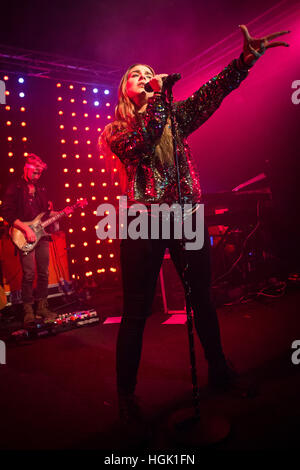 Milano, Italia. Il 22 gennaio, 2017. Il cantante-cantautore e attrice Joanna Noëlle Blagden Levesque noto sul palco come Jojo suona dal vivo sul palco a tunnel durante il 'Mad amore Tour' Credito: Rodolfo Sassano/Alamy Live News Foto Stock