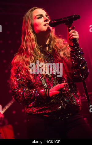 Milano, Italia. Il 22 gennaio, 2017. Il cantante-cantautore e attrice Joanna Noëlle Blagden Levesque noto sul palco come Jojo suona dal vivo sul palco a tunnel durante il 'Mad amore Tour' Credito: Rodolfo Sassano/Alamy Live News Foto Stock