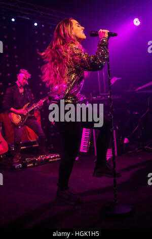 Milano, Italia. Il 22 gennaio, 2017. Il cantante-cantautore e attrice Joanna Noëlle Blagden Levesque noto sul palco come Jojo suona dal vivo sul palco a tunnel durante il 'Mad amore Tour' Credito: Rodolfo Sassano/Alamy Live News Foto Stock