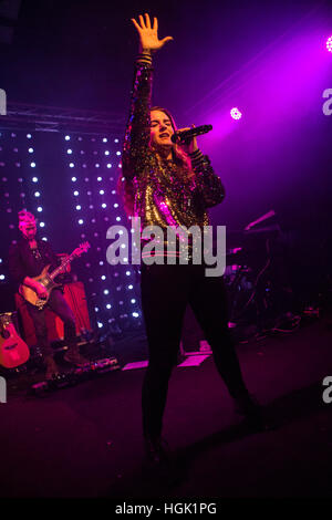 Milano, Italia. Il 22 gennaio, 2017. Il cantante-cantautore e attrice Joanna Noëlle Blagden Levesque noto sul palco come Jojo suona dal vivo sul palco a tunnel durante il 'Mad amore Tour' Credito: Rodolfo Sassano/Alamy Live News Foto Stock