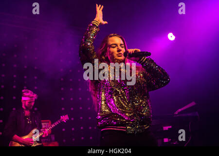 Milano, Italia. Il 22 gennaio, 2017. Il cantante-cantautore e attrice Joanna Noëlle Blagden Levesque noto sul palco come Jojo suona dal vivo sul palco a tunnel durante il 'Mad amore Tour' Credito: Rodolfo Sassano/Alamy Live News Foto Stock