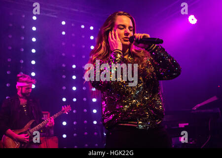 Milano, Italia. Il 22 gennaio, 2017. Il cantante-cantautore e attrice Joanna Noëlle Blagden Levesque noto sul palco come Jojo suona dal vivo sul palco a tunnel durante il 'Mad amore Tour' Credito: Rodolfo Sassano/Alamy Live News Foto Stock