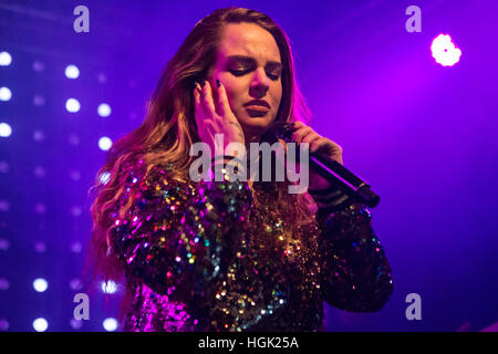 Milano, Italia. Il 22 gennaio, 2017. Il cantante-cantautore e attrice Joanna Noëlle Blagden Levesque noto sul palco come Jojo suona dal vivo sul palco a tunnel durante il 'Mad amore Tour' Credito: Rodolfo Sassano/Alamy Live News Foto Stock