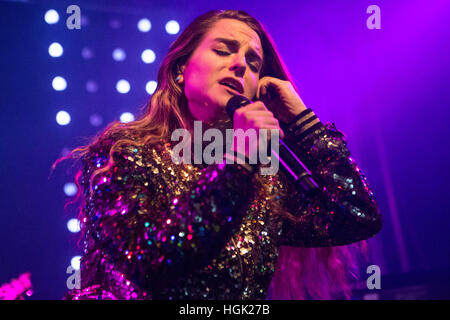 Milano, Italia. Il 22 gennaio, 2017. Il cantante-cantautore e attrice Joanna Noëlle Blagden Levesque noto sul palco come Jojo suona dal vivo sul palco a tunnel durante il 'Mad amore Tour' Credito: Rodolfo Sassano/Alamy Live News Foto Stock