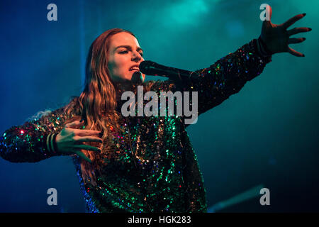 Milano, Italia. Il 22 gennaio, 2017. Il cantante-cantautore e attrice Joanna Noëlle Blagden Levesque noto sul palco come Jojo suona dal vivo sul palco a tunnel durante il 'Mad amore Tour' Credito: Rodolfo Sassano/Alamy Live News Foto Stock