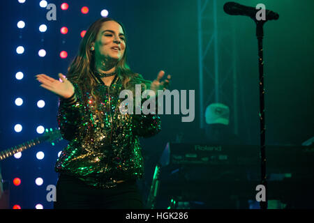 Milano, Italia. Il 22 gennaio, 2017. Il cantante-cantautore e attrice Joanna Noëlle Blagden Levesque noto sul palco come Jojo suona dal vivo sul palco a tunnel durante il 'Mad amore Tour' Credito: Rodolfo Sassano/Alamy Live News Foto Stock