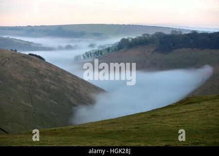 Devil's Dyke, East Sussex 23 gennaio 2017 sulle colline del South Downs National Park vicino a Brighton salire al di sopra della nebbia al tramonto. ©Peter Cripps/Alamy Live News Foto Stock