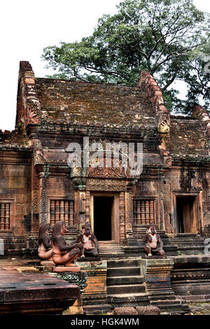 Monkey Statue in corrispondenza di Banteay Srei - Srey tempio cambogiano del decimo secolo tempio indù dedicato a Shiva. Siem Reap, Cambogia ( Angkor complesso archeologico di diversi capitelli Impero Khmer 9-15secolo ) Foto Stock