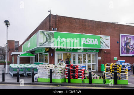 Supermercato Asda sul miele fine corsia in Tilehurst, Reading, Berkshire, Regno Unito. Foto Stock