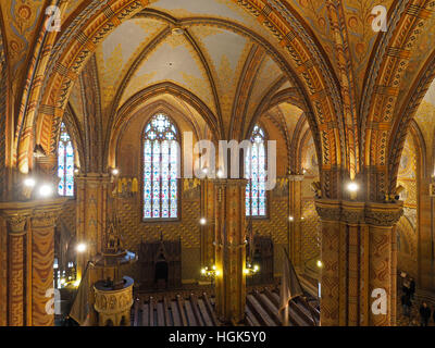 Splendidamente decorato interno della chiesa di San Mattia a Budapest, Ungheria Foto Stock