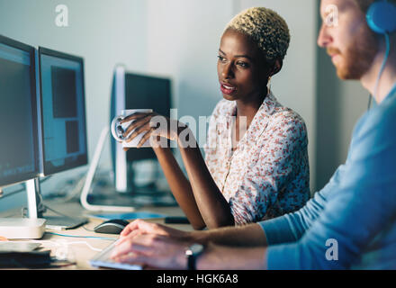 I programmatori cooperanti a esso azienda nello sviluppo delle applicazioni Foto Stock