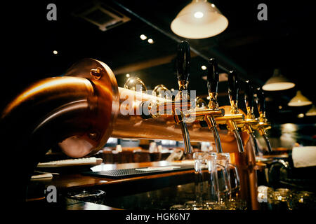 Golden lucido rubinetti di birra nel bar della birra Foto Stock