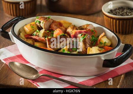 Dublino vizierà. Tradizionale di patate irlandese, salsicce e bacon stufato. Il cibo in Irlanda Foto Stock
