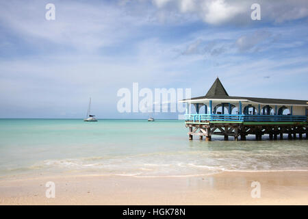 Bella giornata con una vista del mare e il molo di Runaway Beach, Antigua, dei Caraibi. Foto Stock