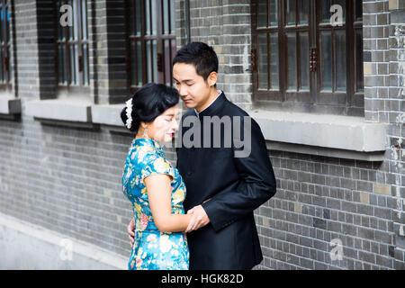 Giovani cinesi giovane in amore, Shanghai, Cina Foto Stock