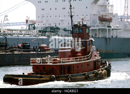 AJAXNETPHOTO. Luglio, 1975. NEW YORK, Stati Uniti d'America. - Harbour TUG - Brian A. MCALLISTER. foto:JONATHAN EASTLAND/AJAX REF:602346 Foto Stock