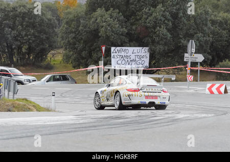 Alvaro Muniz e Cesar Blanco alla guida di una vettura Porsche 997 GT3 Cup Rallye 2010, in Madarquillos (Spagna). Vista posteriore in una zona di curva. Momento del tramonto. Foto Stock