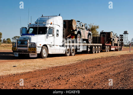 Road train nell'outback australiano Foto Stock