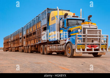 Road train nell'outback australiano Foto Stock