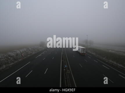 Il traffico su un10 Autoroute nella fitta nebbia vicino a Tours in Francia gennaio 2017 Foto Stock