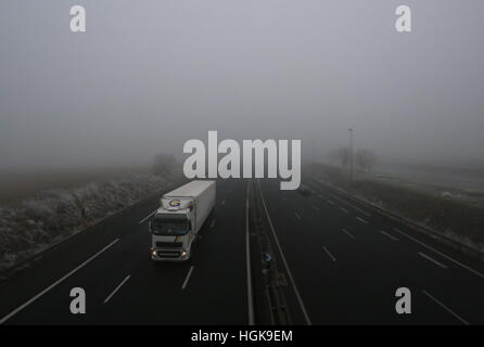 Il traffico su un10 Autoroute nella fitta nebbia vicino a Tours in Francia gennaio 2017 Foto Stock