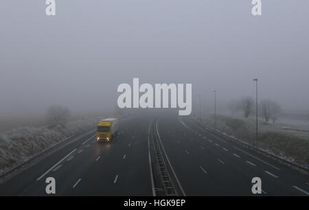 Il traffico su un10 Autoroute nella fitta nebbia vicino a Tours in Francia gennaio 2017 Foto Stock