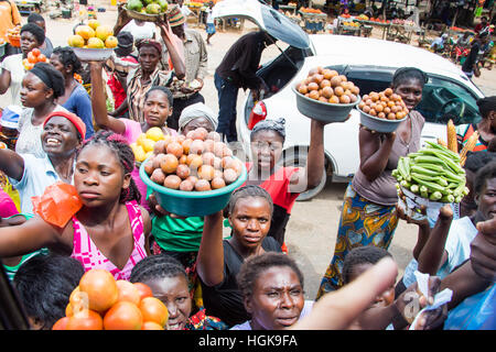 La frutta e la verdura ambulanti che vendono frutta ad una fermata autobus in Zambia Foto Stock