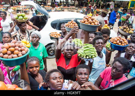 La frutta e la verdura ambulanti che vendono frutta ad una fermata autobus in Zambia Foto Stock