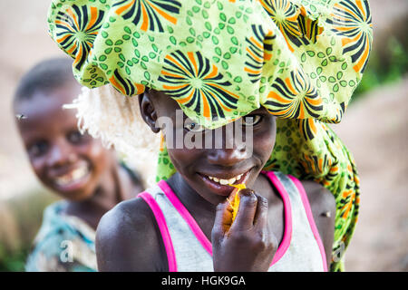Bambino locale di equilibratura di un fascio, Livingstone, Zambia Foto Stock