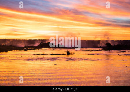 Vista tramonto sopra Victoria Falls da Royal Livingstone Hotel, Livinstone, Zambia Foto Stock