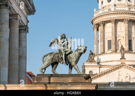 Angelo statua al Konzerthaus Berlin, Gendarmenmarkt Foto Stock