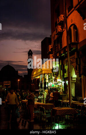Un caffè e un mercato in Il Cairo Egitto al crepuscolo Foto Stock