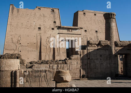 Il Tempio di Edfu, dedicato al dio falco Horus, si trova sul fiume Nilo è uno dei meglio conservati in Egitto. Foto Stock