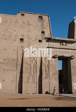 Il Tempio di Edfu, dedicato al dio falco Horus, si trova sul fiume Nilo. Si tratta di uno dei templi meglio conservati in Egitto Foto Stock