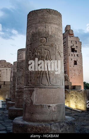 Una colonna del Tempio di Kom Ombo, un singolare tempio doppio nella città di Kom Ombo in Alto Egitto vicino al fiume Nilo. Foto Stock