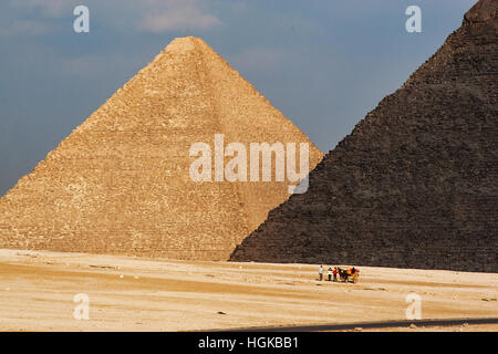 Le piramidi di Giza si trova nella parte sud-ovest del Cairo è una popolare destinazione turistica. Guidate da cammello sono popolari modo di vederli Foto Stock