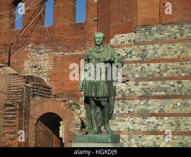 Statua in bronzo di antico Romano Imperatore Augusto presso la Porta Palatina, Torino, Italia Foto Stock