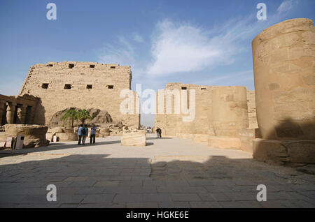 Vista interna del Tempio di Karnak, il complesso comprende un vasto mix di templi cariati, cappelle, tralicci e altri edifici, Luxor, Egitto Foto Stock