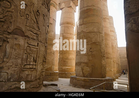 Colonne scolpite, costruita in pietra calcarea gialla, vista la grande hypostyle hall nel distretto di Amon Re, Tempio di Karnak complessa Foto Stock