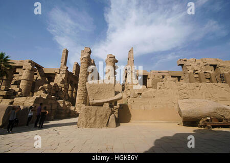 Vista interna di un tempio e scolpito pilastri della grande hypostyle hall nel distretto di Amon Re, situato al Tempio di Karnak complessa Foto Stock