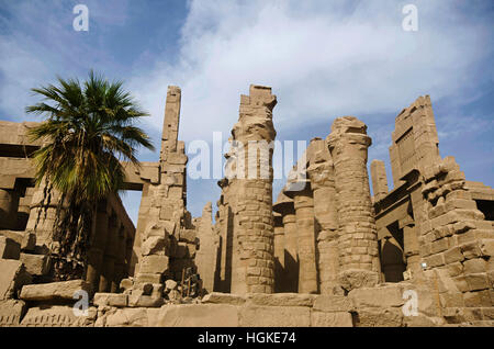 Vista interna di un tempio e scolpito pilastri della grande hypostyle hall nel distretto di Amon Re, Tempio di Karnak complessa Foto Stock