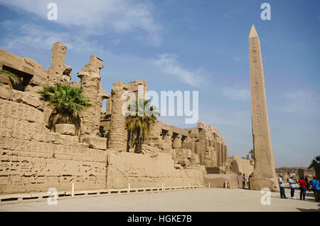 Obelisco, vista interna di un tempio e scolpito pilastri della grande hypostyle hall nel distretto di Amon Re, Tempio di Karnak complessa Foto Stock