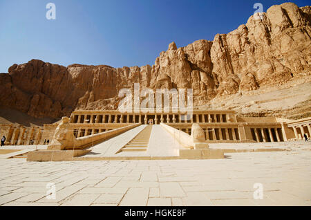 Il tempio mortuario di Hatshepsut, è un'antica edicola funeraria, dedicata al dio sole Amon, situato sulla sponda occidentale del Nilo, vicino a Val Foto Stock