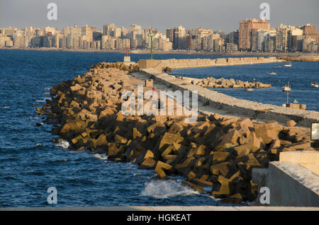 La città di Alessandria vista dalla cittadella Qaitbay, Alessandria, Egitto Foto Stock