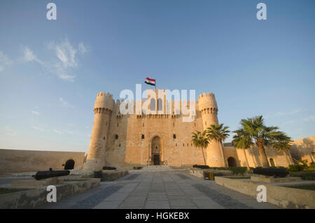 Vista esterna della cittadella di Qaitbay (Qaitbay Fort), è una quattrocentesca fortezza difensiva situato sulla costa del mare Mediterraneo Foto Stock