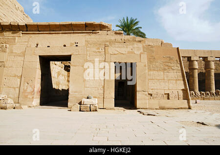 Vista interna del Tempio di Karnak, il complesso comprende un vasto mix di templi cariati, cappelle, tralicci e di altri edifici, Luxor, Egitto Foto Stock