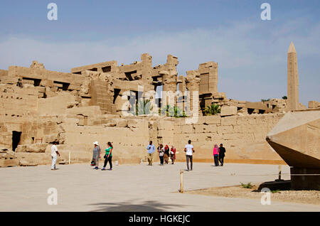 Obelisco, vista interna di un tempio e scolpito pilastri della grande hypostyle hall nel distretto di Amon Re, Tempio di Karnak complessa Foto Stock