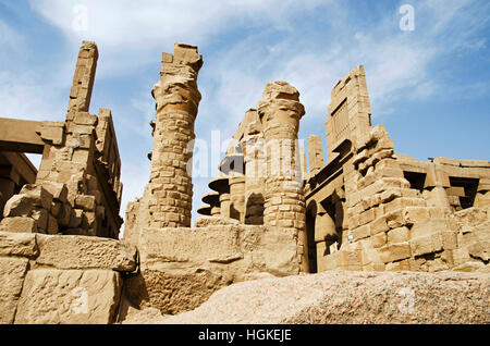 Vista interna di un tempio e scolpito pilastri della grande hypostyle hall nel distretto di Amon Re, Tempio di Karnak complessa Foto Stock