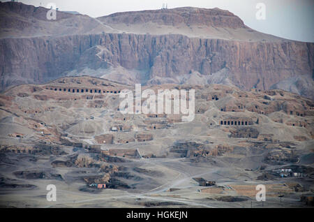 Vista aerea delle tombe dei nobili, situato nella necropoli tebana, essi sono i luoghi di sepoltura di alcuni potenti cortigiani e persone Foto Stock